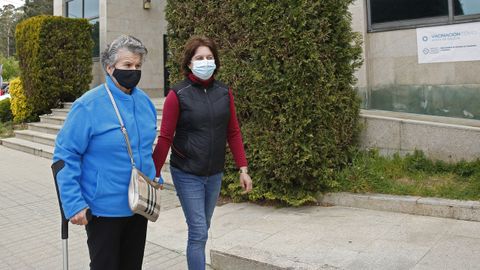 Encarnita Torrado acudió ayer con su hija a vacunarse al hospital del Barbanza, donde se inició la inmunización de los vecinos de entre 75 y 79 años