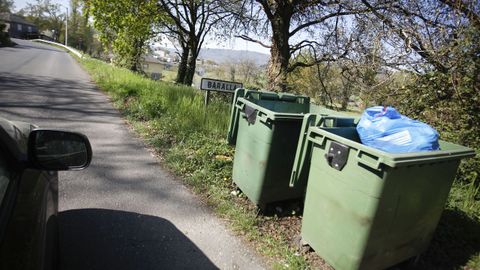 Contenedores a pie de la carretera entre Baralla y la A-6 en Neira de Rei
