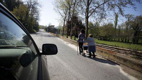 Sin aceras en la carretera entre Baralla y la A-6 en Neira de Rei