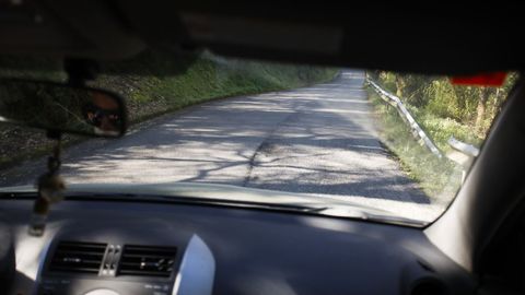 Numerosos baches en la carretera entre Baralla y la A-6 en Neira de Rei