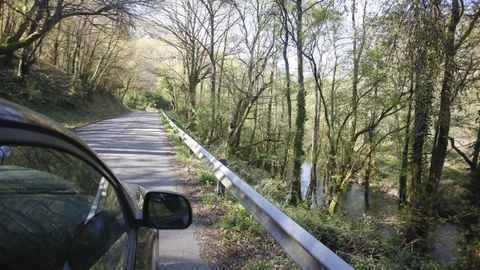 Sin arcenes en la carretera entre Baralla y la A-6 en Neira de Rei