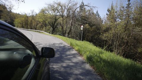 Sin quitamiedos en la carretera entre Baralla y la A-6 en Neira de Rei