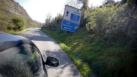 Sin arcenes en la carretera entre Baralla y la A-6 en Neira de Rei