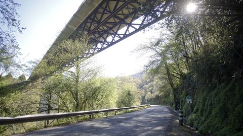 La carretera entre Baralla y la A-6 en Neira de Rei pasa por debajo de la autovía