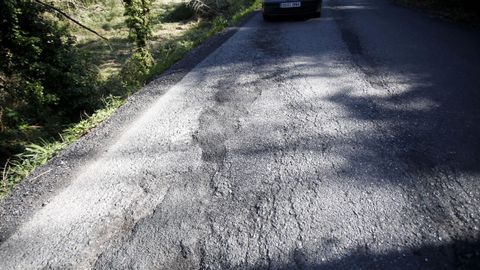 La carretera entre Baralla y la A-6 en Neira de Rei está llena de baches