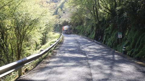 La carretera entre Baralla y la A-6 en Neira de Rei está llena de baches