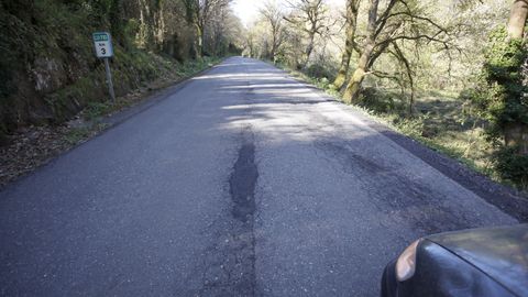 La carretera entre Baralla y la A-6 en Neira de Rei está llena de baches