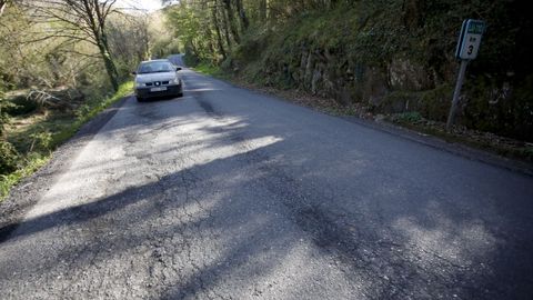 La carretera entre Baralla y la A-6 en Neira de Rei está llena de baches