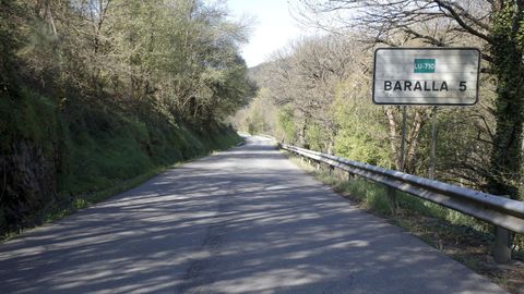 La carretera entre Baralla y la A-6 en Neira de Rei está llena de baches
