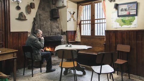 Luis de Pontones, junto a la chimenea de Casa Manón, un rincón emblemático que apenas
ha variado desde hace al menos 50 años