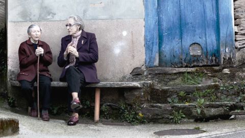 María de Sabino y Mercedes del Marqués. María y su marido, Grato, regentaron durante
muchos años la tienda bar Casa Sabino. Mercedes fue modista (y ponía inyecciones)