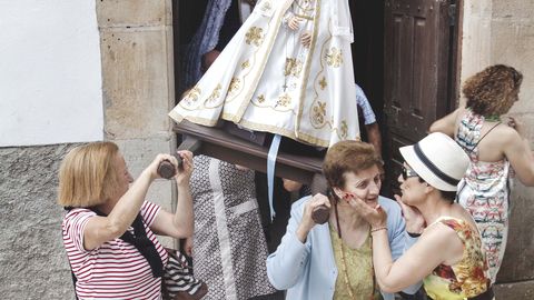 Procesión de la virgen de la capilla de Las Veigas, en el valle del río El Pumar