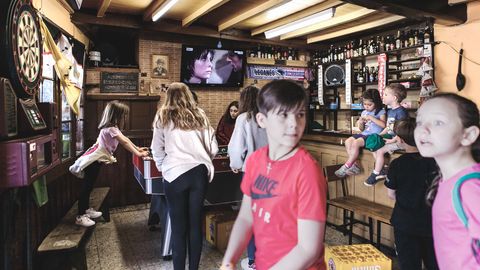 Hora de juegos infantiles en el bar de Casa Manón