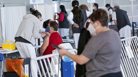 Vacunación con AstraZeneca para personas de 60 a 65 años en el recinto ferial de Pontevedra