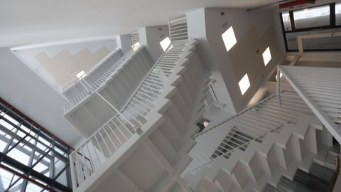 Una escalera llena de luz une las distintas plantas