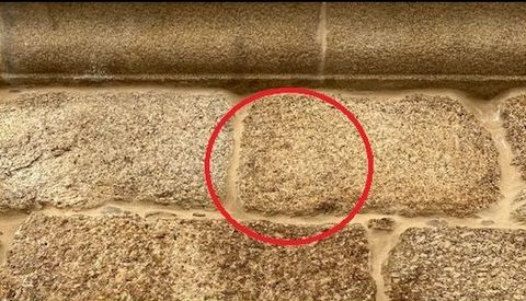El BNG denuncia daños en el patrimonio por las obras en el Museo Arqueolóxico (en el circulo, el resto destruido)