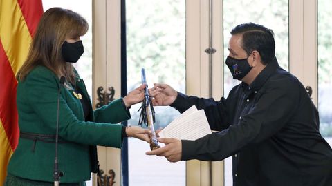 La presidenta de la Cámara catalana, Laura Borràs, recibe del presidente de la Federación de Asociaciones Gitanas de Cataluña, Siomón Montero, una vara gitana, con motivo del Día Internacional del Pueblo Gitano. Borràs se comprometió a «seguir avanzando para eliminar la discriminación»