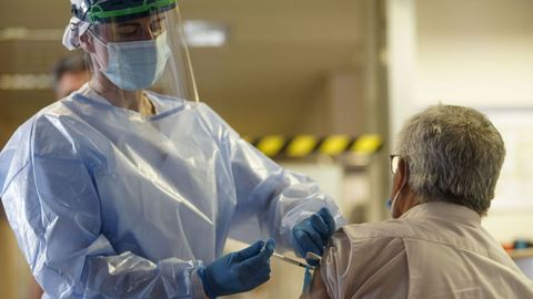 Vacunación de personas de entre 60 y 65 años en el hospital de Verín
