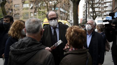 Ángel Gabilondo haciendo campaña para las elecciones madrileñas en Alcorcón