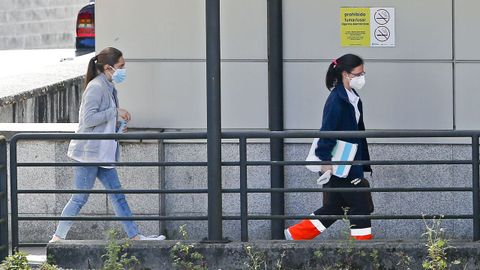 Acceso al hospital Montecelo, en Pontevedra, donde este viernes hay 17 pacientes de covid en planta y dos graves en la uci