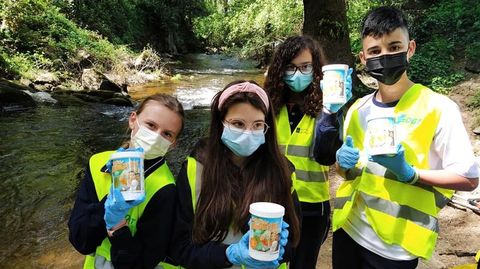 Los alumnos acondicionaron las orillas del río Lonia