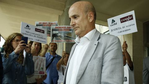 Foto de archivo de Cortabitarte rodeado por afectados por el siniestro de Angrois cuando acudía a declarar al juzgado