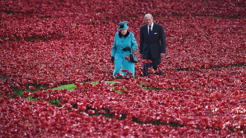 La reina Isabel II y el prncipe Felipe caminando entre amapolas rojas plantadas en el foso de la Torre de Londres en memoria de los britnicos y de la Commonwealth muertos en la Primera Guerra Mundial 