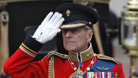 Felipe, duque de Edimburgo, saludando a las tropas mientras repasa el desfile frente al Palacio de Buckingham, el 16 de junio del 2012