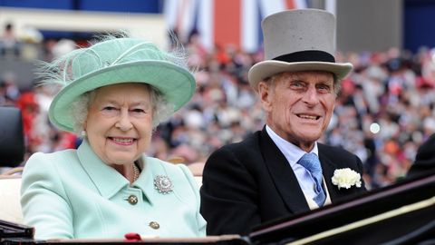 La reina Isabel II y su esposo, el príncipe Felipe, llegando para asistir al Día de las Damas en la carrera Royal Ascot, el 21 de junio del 2012
