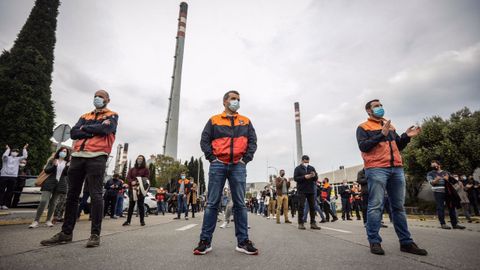 Los trabajadores de la refinería de Repsol en A Coruña protestan contra el ERTE