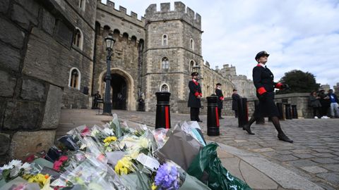 Flores con mensajes de condolencia en el exterior del Castillo de Windsor tras el fallecimiento del marido de la reina Isabel II