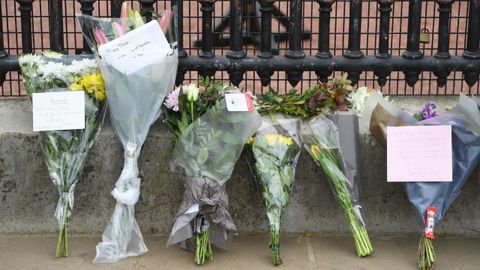 Flores y mensajes de condolencia hoy en el exterior del Palacio de Buckingham tras el fallecimiento del príncipe Felipe, duque de Edimburgo
