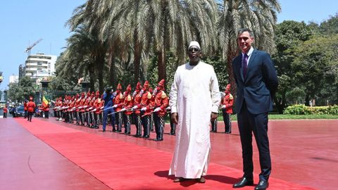 El presidente del Gobierno, Pedro Snchez, junto al presidente de la Repblica de Senegal, Macky Sall, antes de la reunin que ambos mantuvieron este viernes en  Dakar.