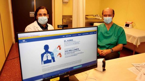 Los neumólogos del Chop Abel Pallarés y Adolfo Baloira, en el hospital Montecelo, en Pontevedra