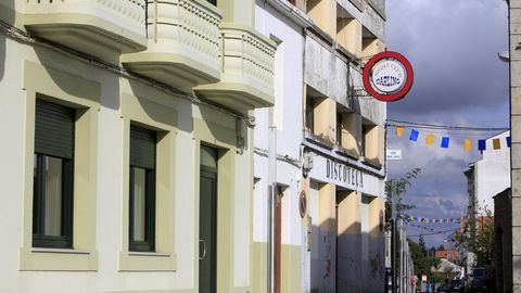El antiguo cine Man de Rábade, al fondo, abrió su puertas en 1945
