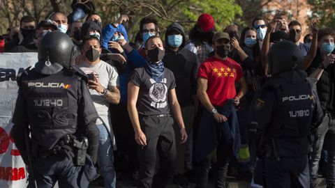 Alberto Ortega | Europa Press.Manifestantes radicales en la plaza de la Constitucin de Vallecas durante el mitin de Vox