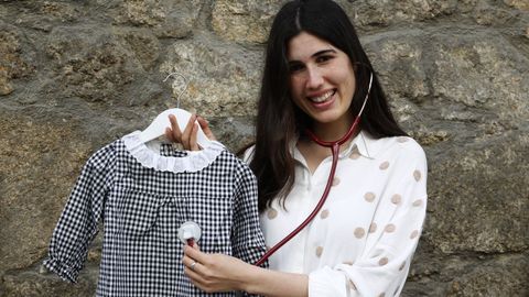 Paula Zavala, enfermera escolar y diseñadora de moda infantil de A Coruña