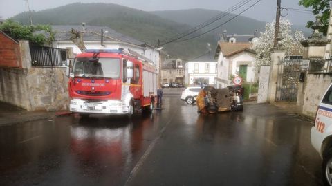 En la foto, la carretilla volcada en la calle Ferrocarril, en San Clodio