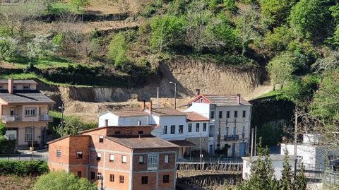 El terreno excavado para la residencia está en Os Peares