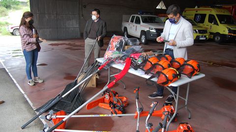Entrega de material de prevención de incendios a vecinos de Lobios