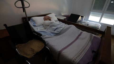 José María Ratoeira, en su piso de Mondoñedo, pasa las horas entre la cama y la silla de ruedas