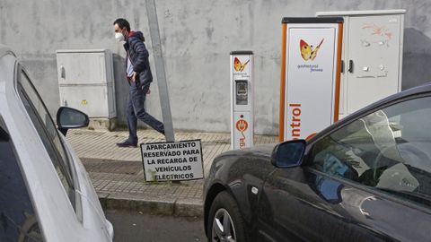 Postes abandonados. Las tomas que Gas Natural instaló hace años en varios puntos de la ciudad están inoperativas y el cartel que avisa que son plazas reservadas para coches eléctricos, en el suelo.
