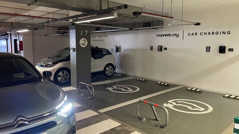 Tomas insuficientes. En Marineda City hay cinco tomas en un párking de 6.000 plazas. Dos son exclusivas de Tesla, una está ocupada y otra no funciona. Una barrera impide el autoservicio.