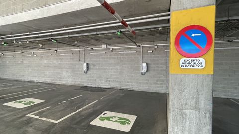 Cerrado en festivos. Zona de carga en el aparcamiento de Ikea, con enchufes de Iberdrola (hay que bajarse su app). Lidl y Froiz también tienen cargadores en algunos supermercados, pero solo se pueden usar los días laborables.