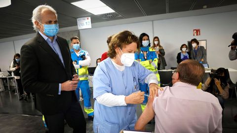 El consejero de Sanidad de Madrid, Enrique Ruiz Escudero, durante su visita al punto de vacunación masiva instalado en el Wizink Center de Madrid