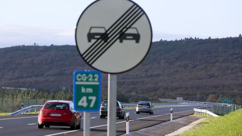 Señal que permite el adelantamiento en un tramo de la CG-2.2, cerca de Monforte