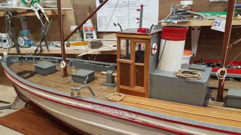 Un total de 16 meses de trabajo invirtió Luis Crujeiras en realizar la maqueta del Cartagena, un proyecto que no resultó sencillo puesto que no había documentación del barco. Buscó fotografías y testimonios de los vecinos que vivieron en la época para poder recrear el cerquero