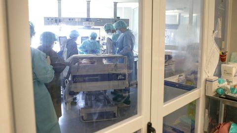Varios sanitarios atienden a un paciente con covid-19 en la unidad de cuidados intensivos del Hospital Arquitecto Marcide de Ferrol