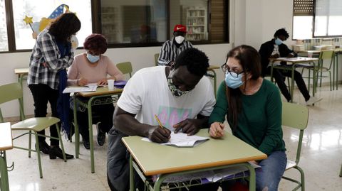 Voluntarios imparten clase en el programa de alfabetización que desarrolla Cáritas en Ourense