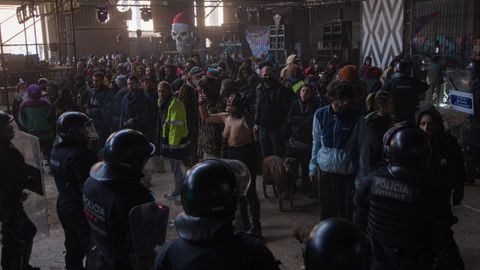 La policía desaloja una «rave» en una nave de Cataluña con más de 200 personas